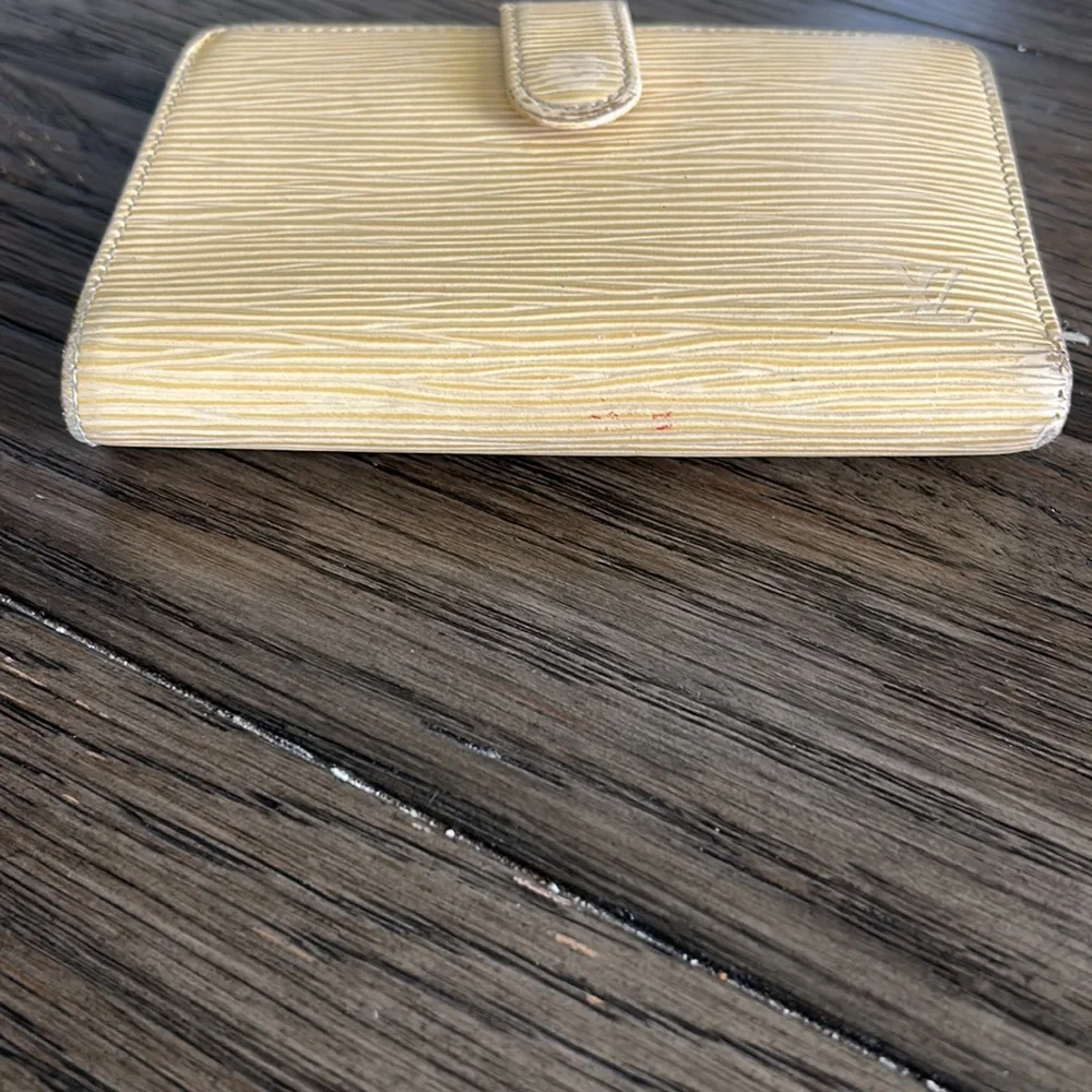 Louis Vuitton Kisslock Epi Wallet